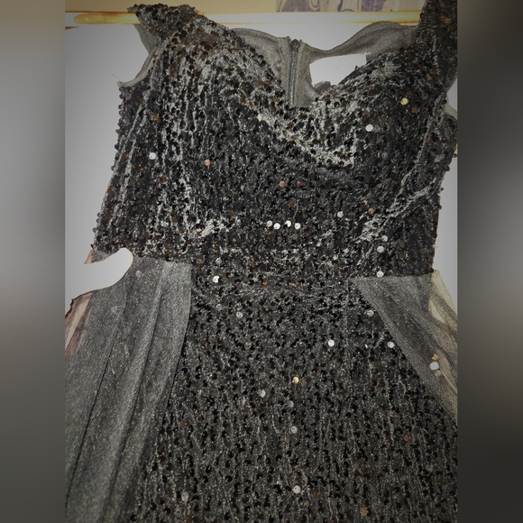 Faeriesty gown. Size XS. Black sequined. Tulle surrounding empress waist - Picture 8 of 13